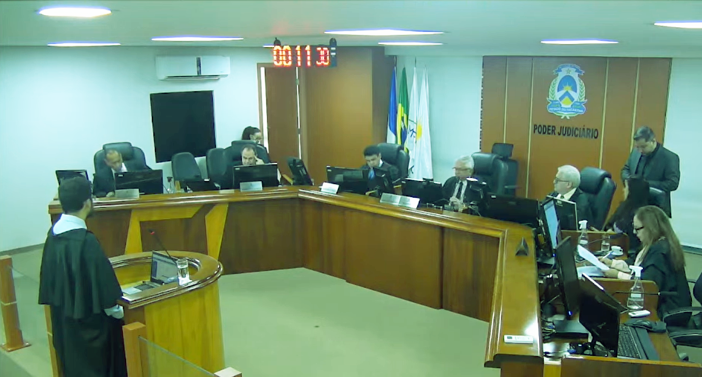 Vista do plenário da 1ª Câmara Criminal com desembargadores sentados em suas bancadas e o advogado no pulpito