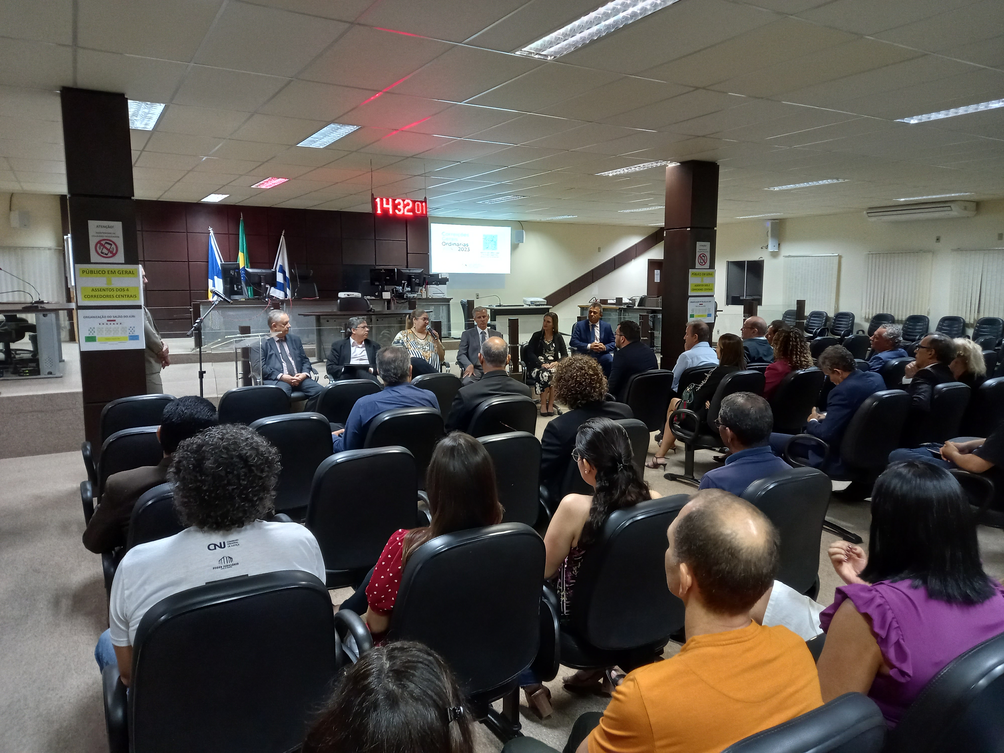 Solenidade abertura com a diretora do foro a frente falando para juízes auxiliares
