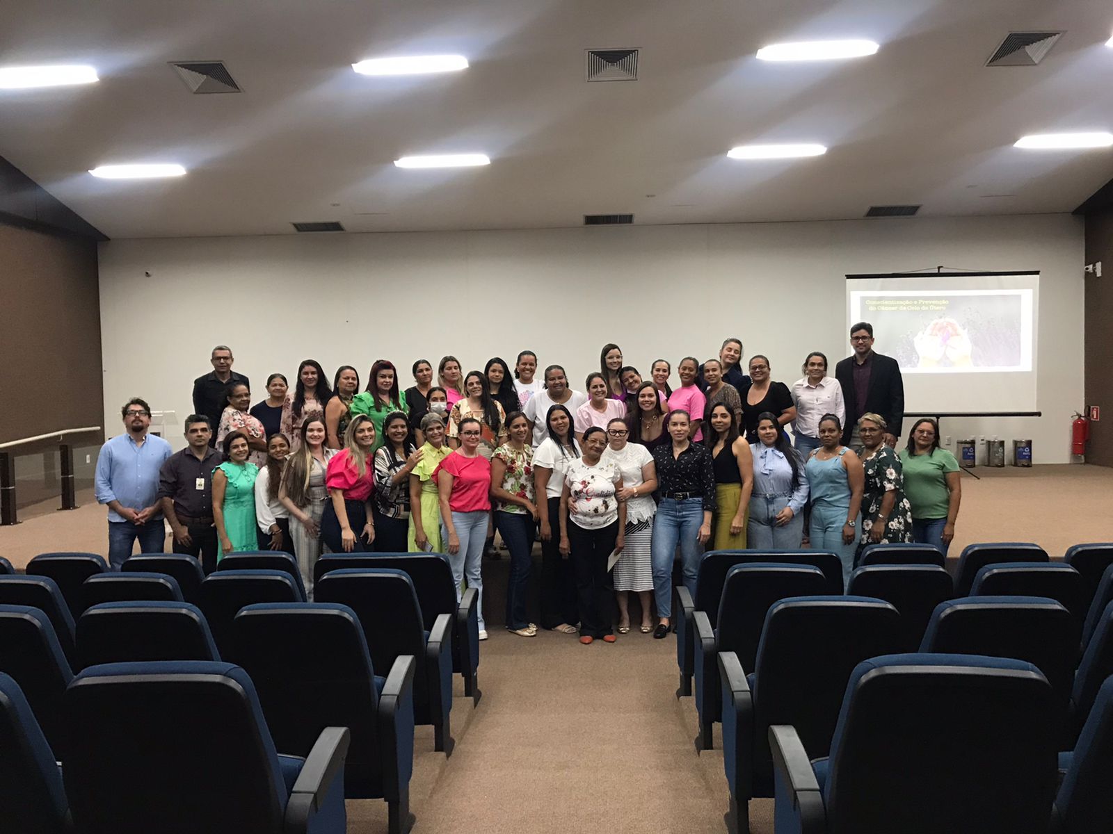 Servidoras da comarca de Araguaína reunidas e posando para foto no auditório do Foro