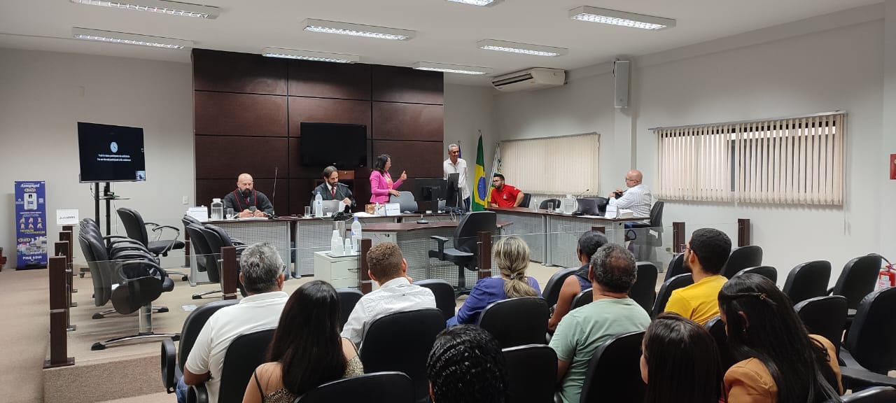 Imagem de uma sessão do tribunal do júri realizado durante o mutirão