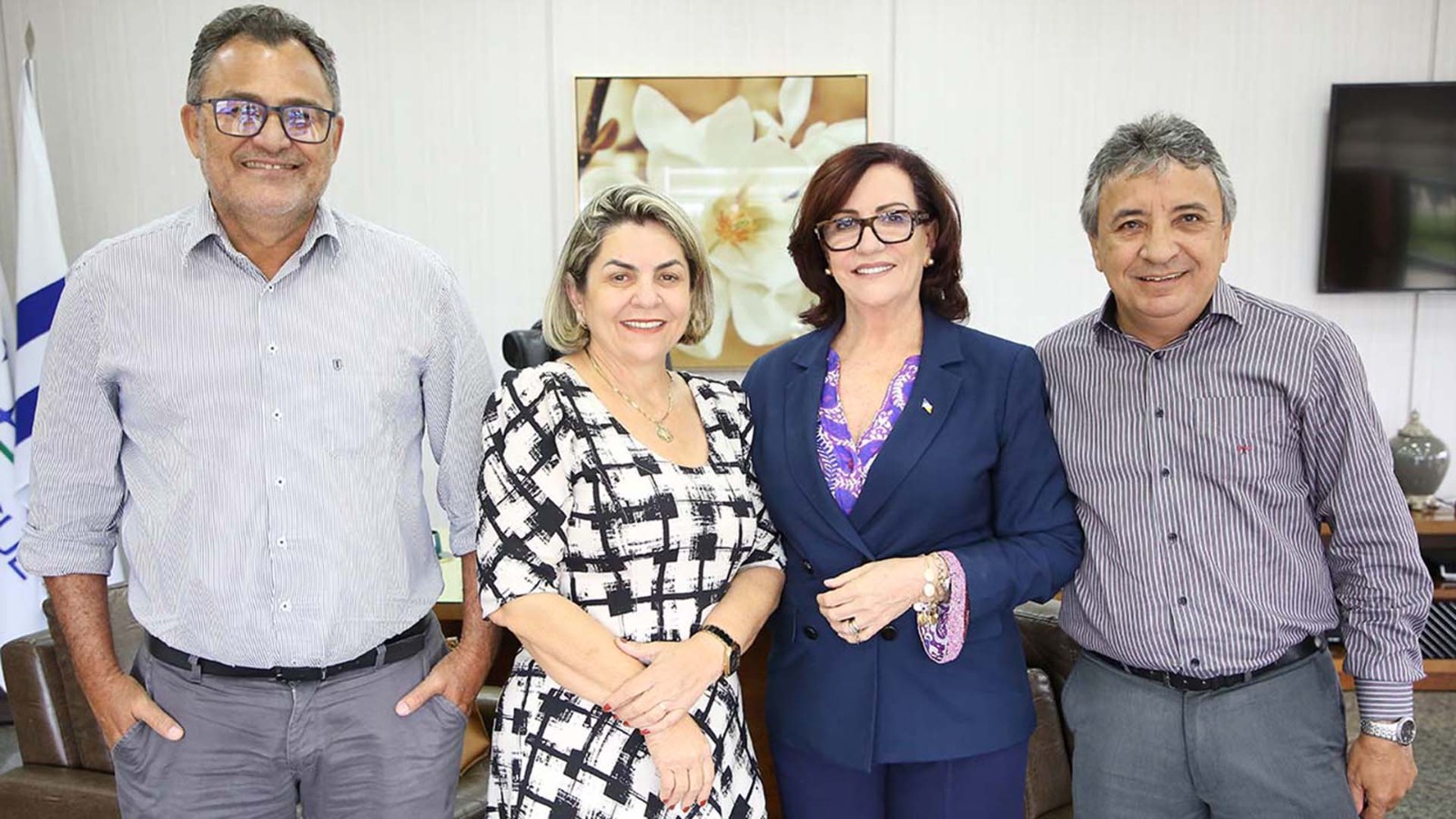 Prefeita e desembargadora juntas posando para foto