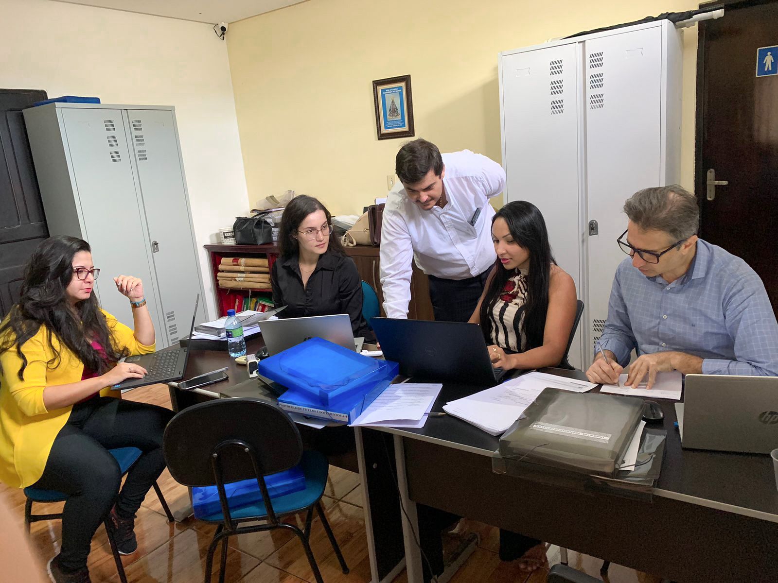 Servidores em trabalhos correicionais em torno de uma mesa