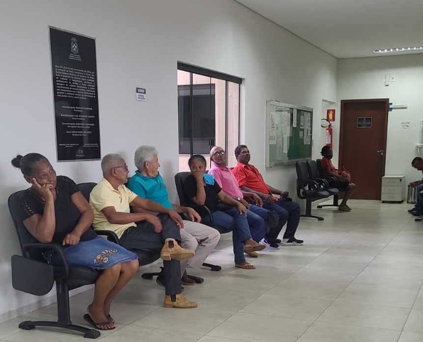 Pessoas esperam para atendimento em mutirão previdênciário na Comarca de Peixe