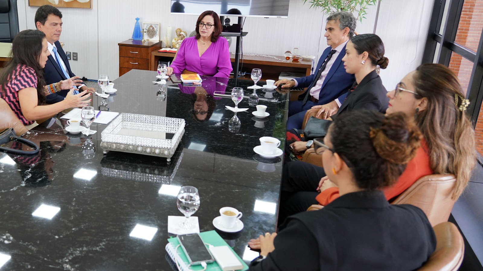 Presidente do TJTO, de roxo, durante reunião com integrantes do CNJ e juízes do TJTO
