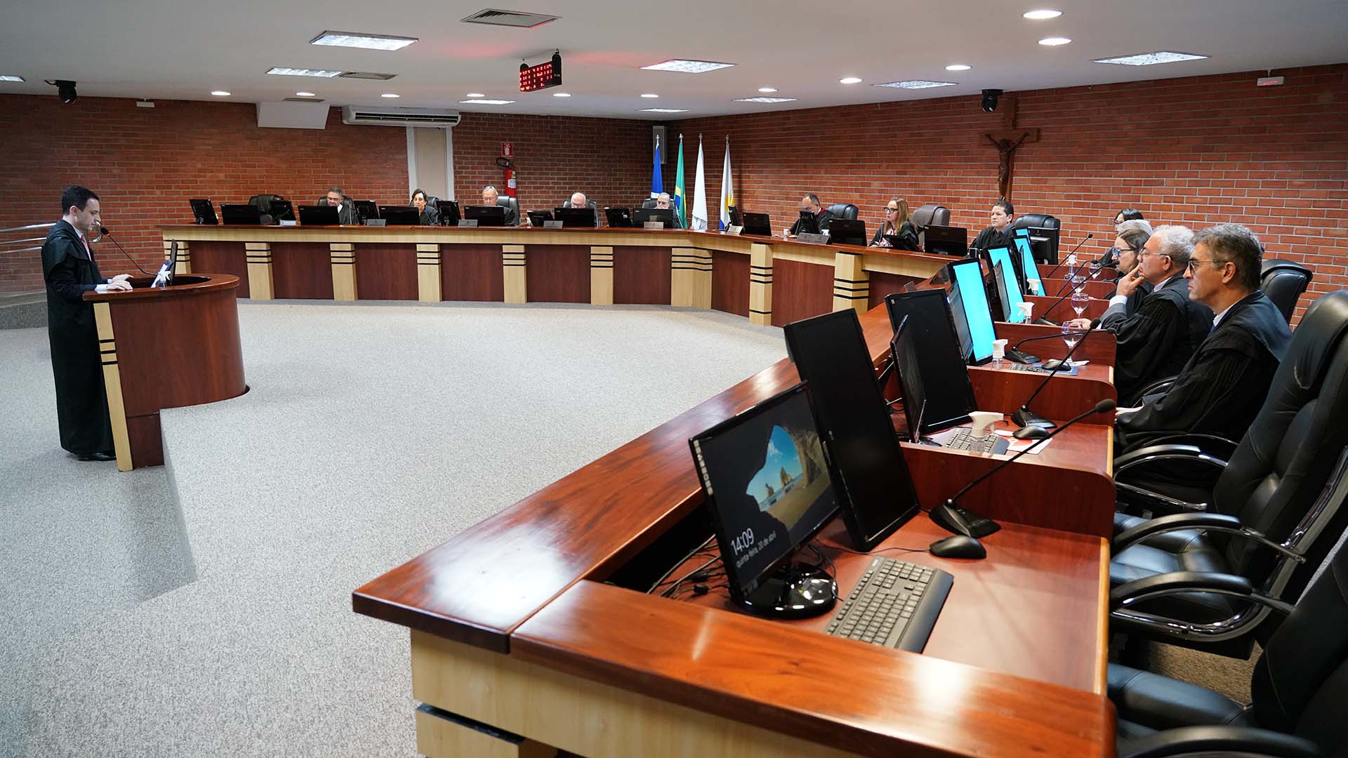 Magistrados ao fundo durante julgalmento no Pleno