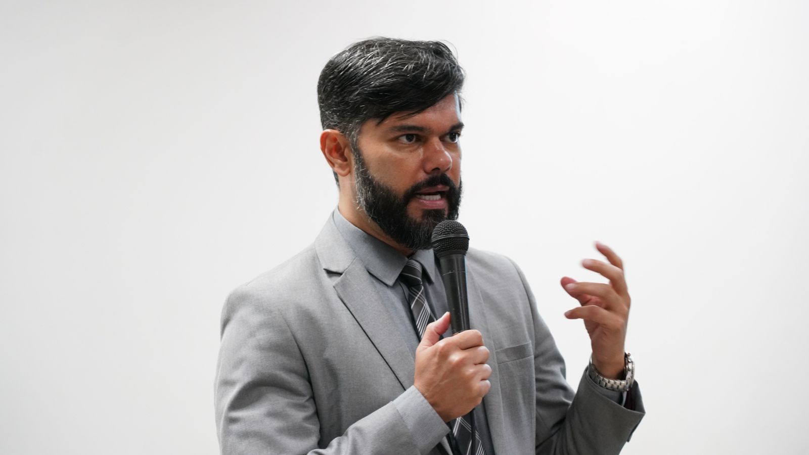 juiz Wellington Magalhães falando sobre regularização fundiária e tirando duvidas dos estudantes