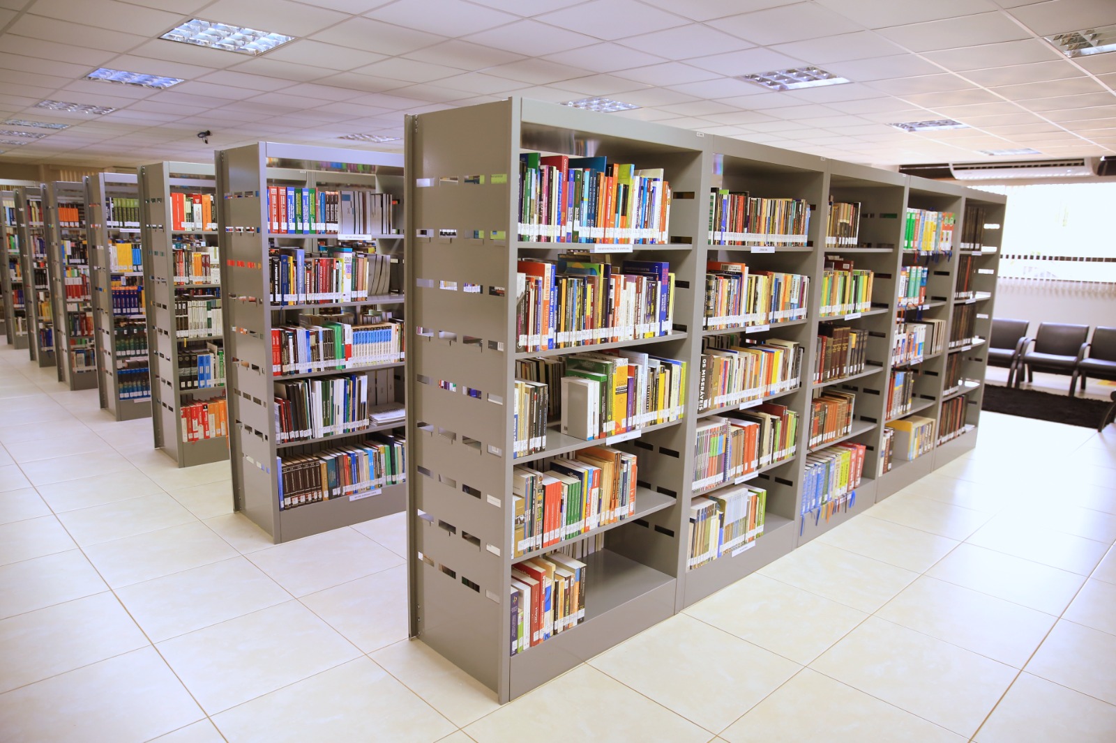 Estandes de livros da biblioteca da Esmat, todos cheios