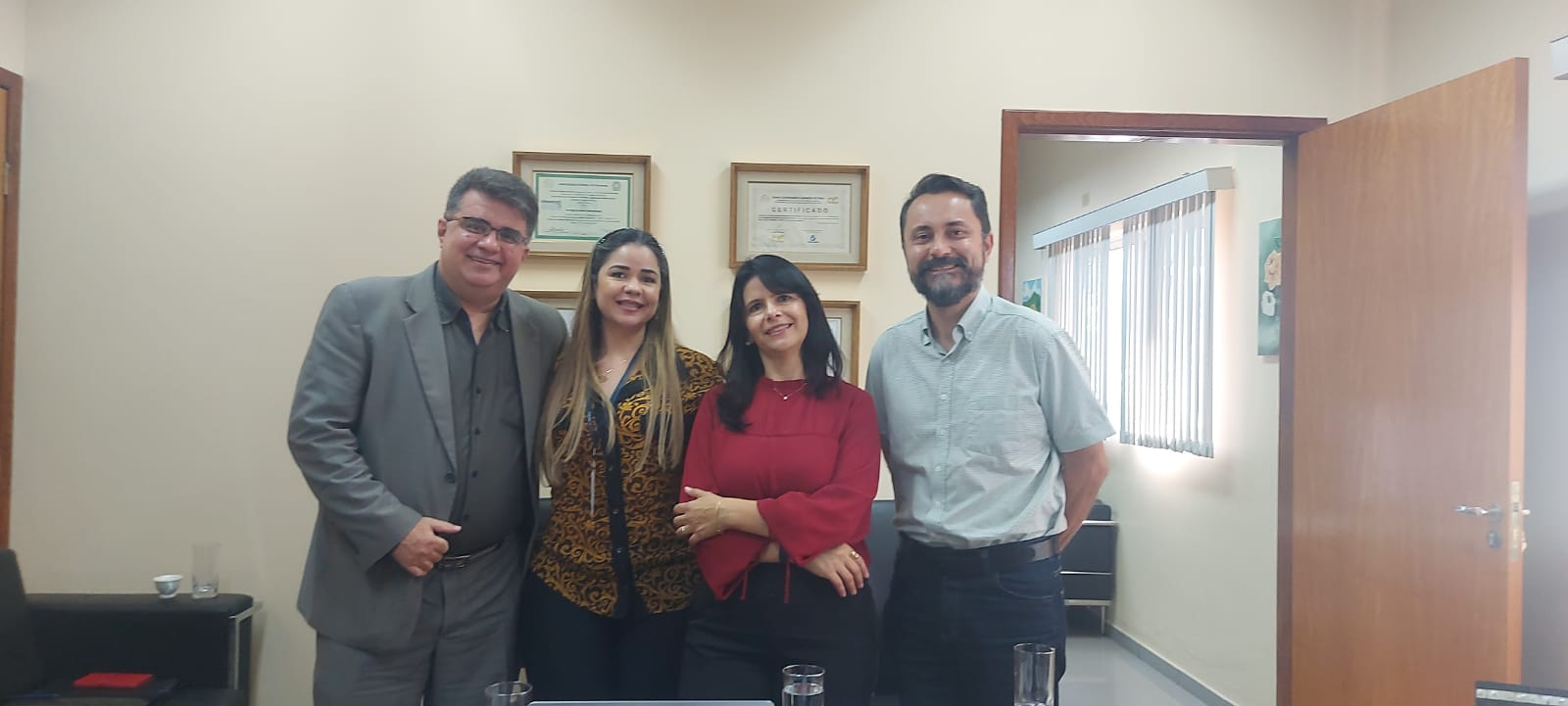 Imagem mostra quatro pessoas em pé durante uma das etapas do Projeto de Atenção à Saúde em Dianópolis