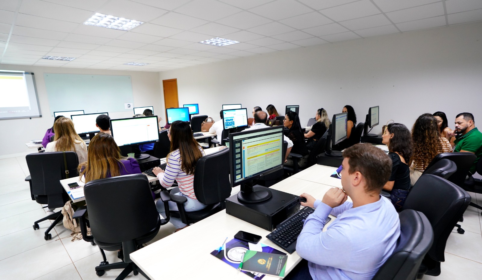 Servidores e magistrados olhando atentamente para seus respectivos computadores