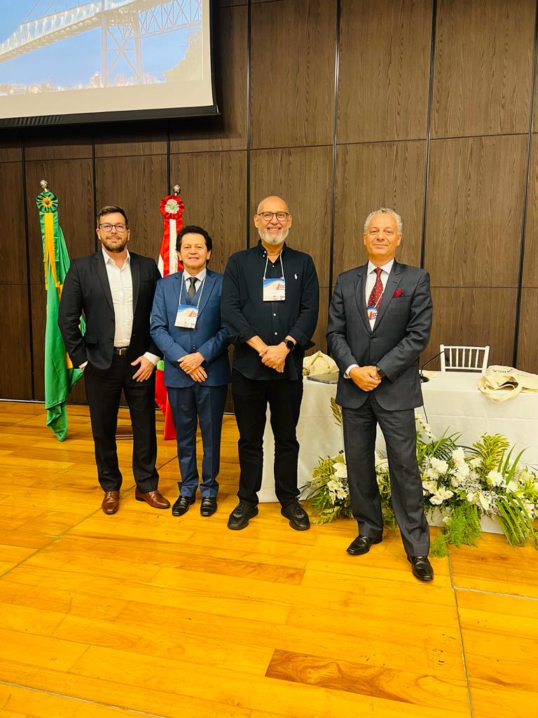 Imagem mostra quatro juízes em pé, durante a abertura do Fórum Nacional de Juizados Especiais em Florianópolis