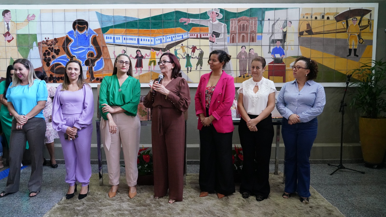 Imagem mostra a presidente do TJTO com diretoras e servidoras durante comemoração do Dia das Mães