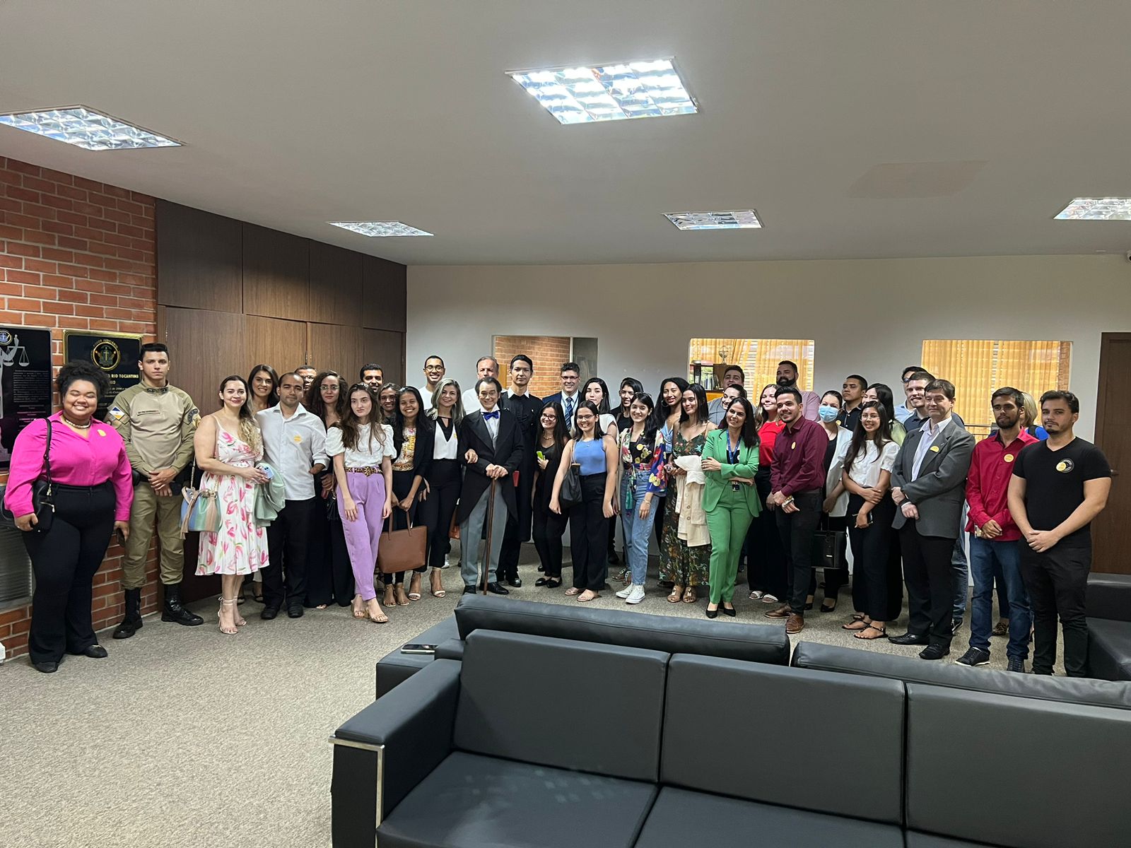 Alunos da Unitins e estagiários do Nacom no Pleno do TJTO após visitação ao prédio.