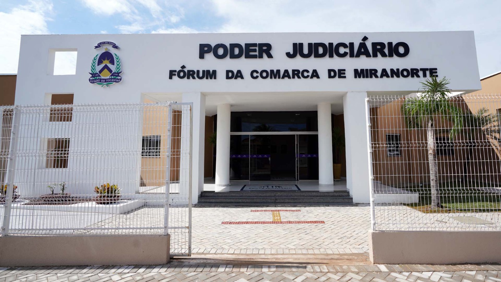 Fachada do prédio da Comarca de Miranorte de cor branca com detalhes  em preto