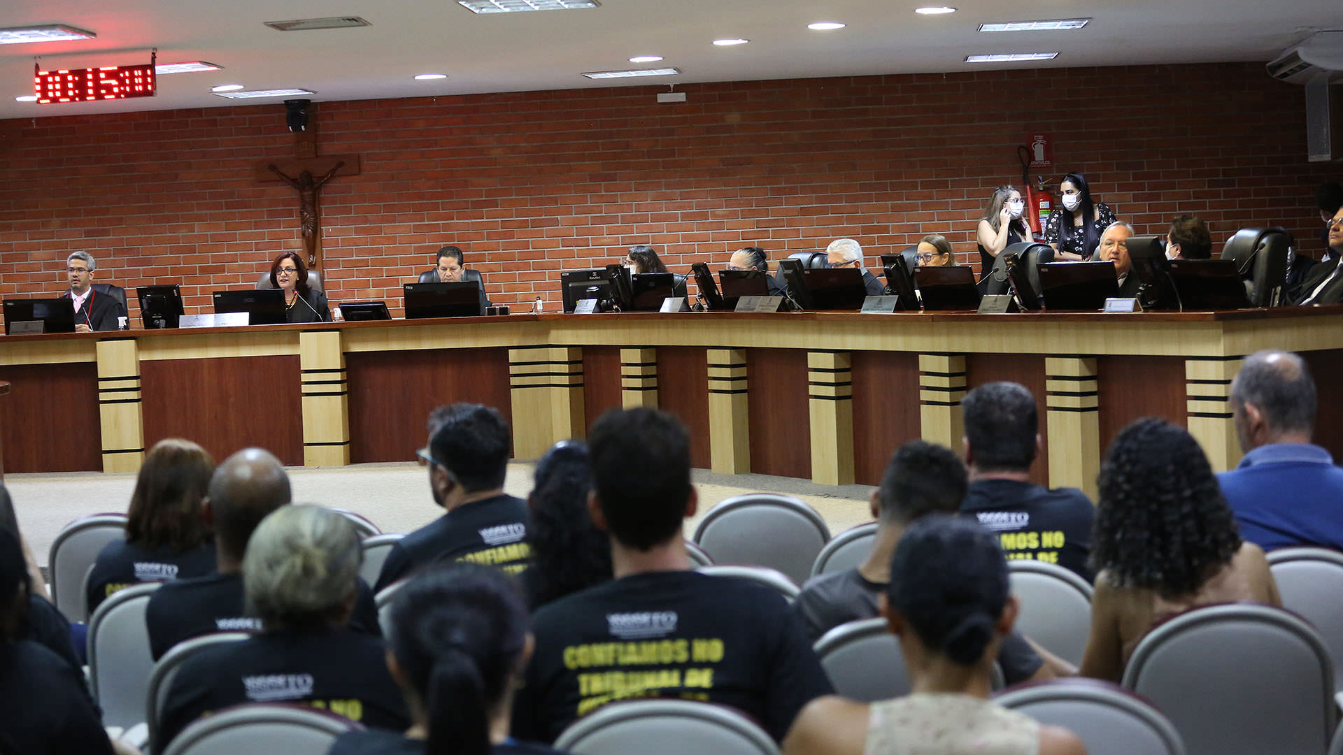 Imagem colorida que mostra servidores públicos sentados no Tribunal do Pleno à espera da decisão sobre os 25%