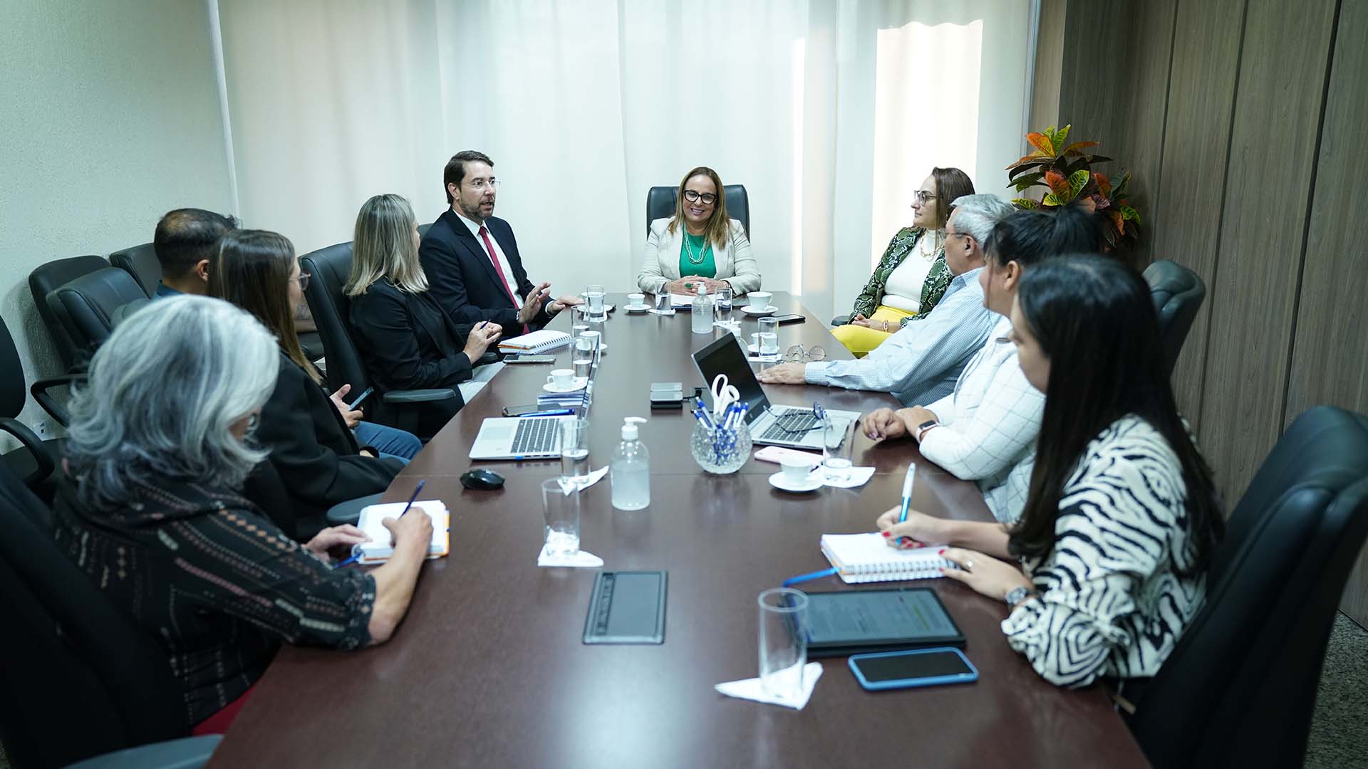 Sala reunião. Sentados à mesa estão a vice presidente do TJTO e integrantes do CGI.