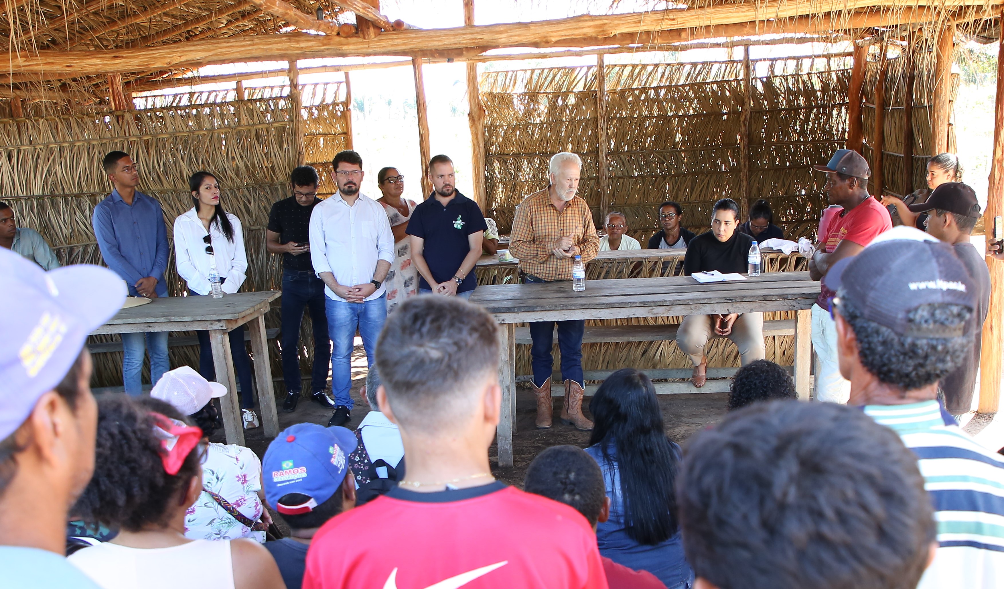 Integrantes da comissão conversam com posseiros na Fazenda Chaparral 