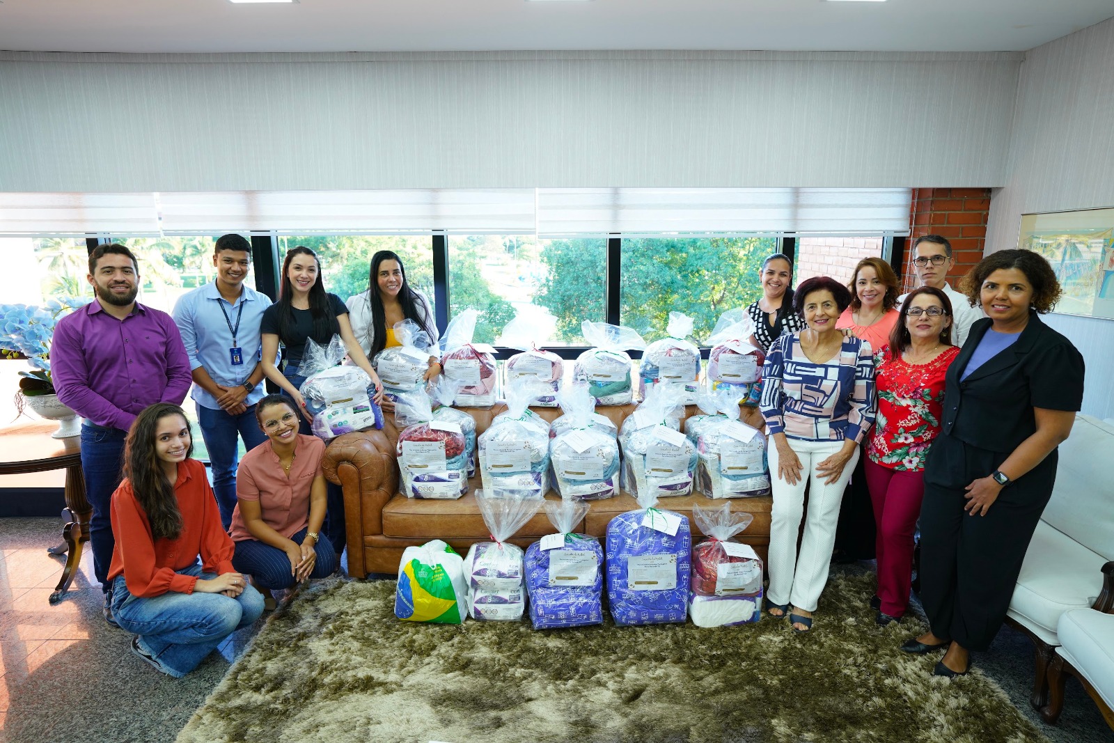Imagem com pessoas posadas durante entrega de kits para instituições de Palmas