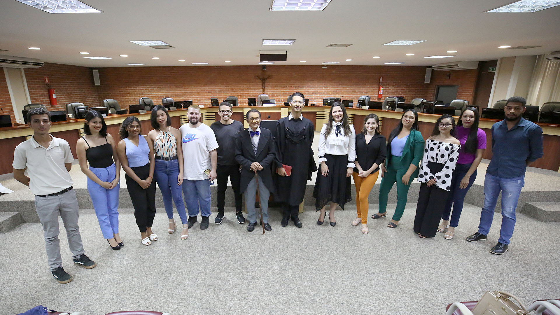 alunos do curso de direito visitam tjto