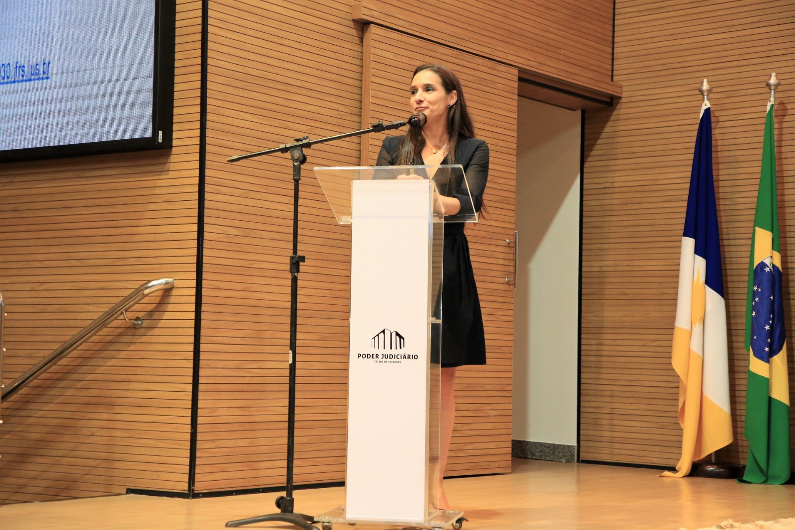 Juíza Federal, Rafaela Martins da Rosa, ministra a primeira palestra do seminário