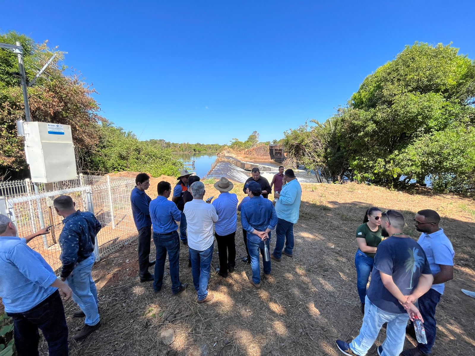 Comitiva observando a região da bacia do rio formoso