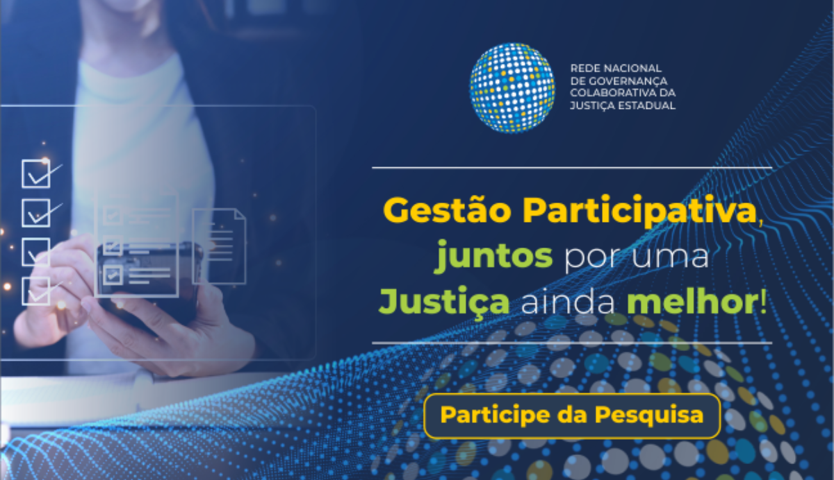 Arte com o fundo azul escuro e a imagem de uma pessoa segurando um celular. Ao lado, a frase Gestão Participativa juntos por uma justiça ainda melhor nas cores amarela e verde e um ícone para participar da pesquisa