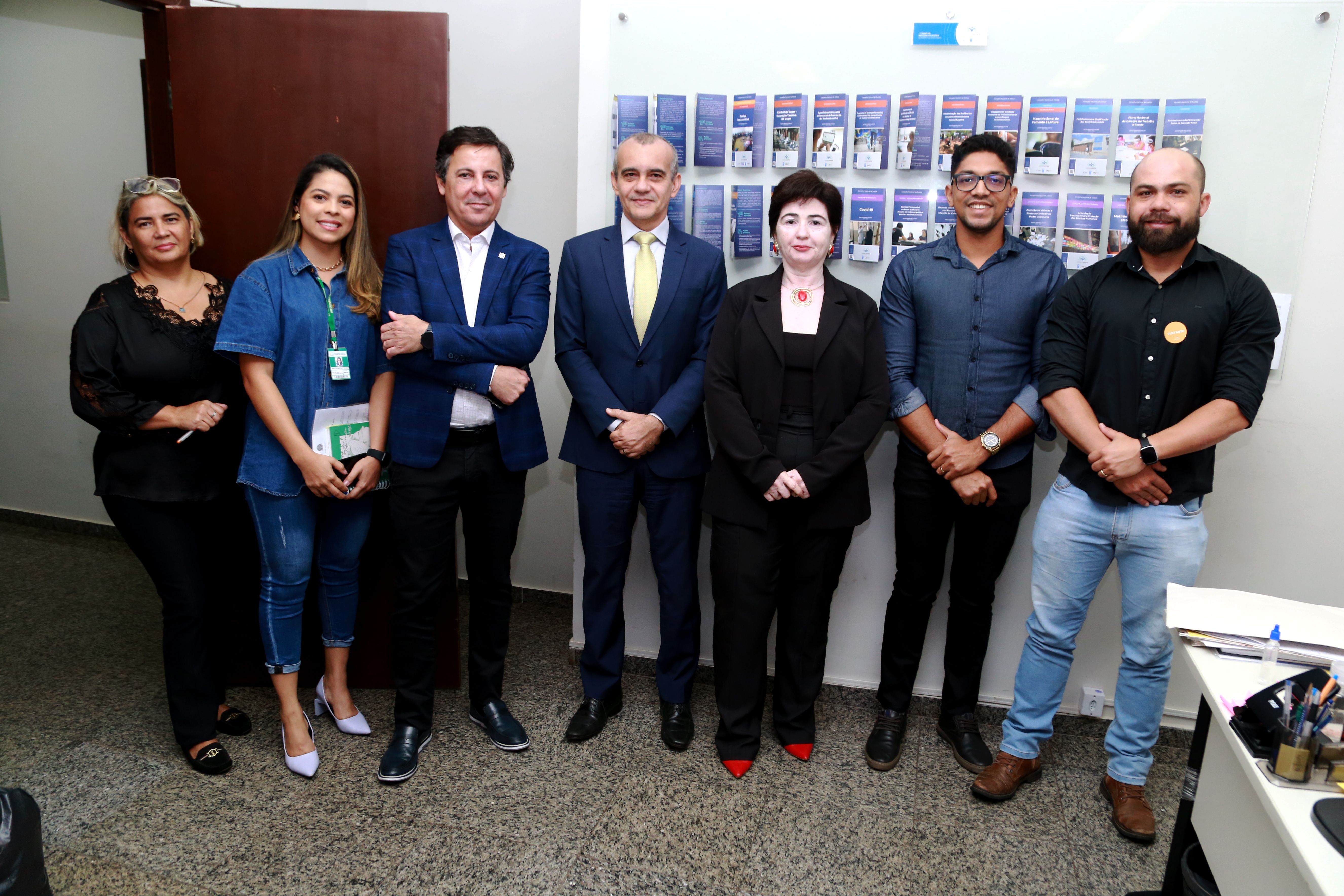 homens e mulheres perfilados posam para foto