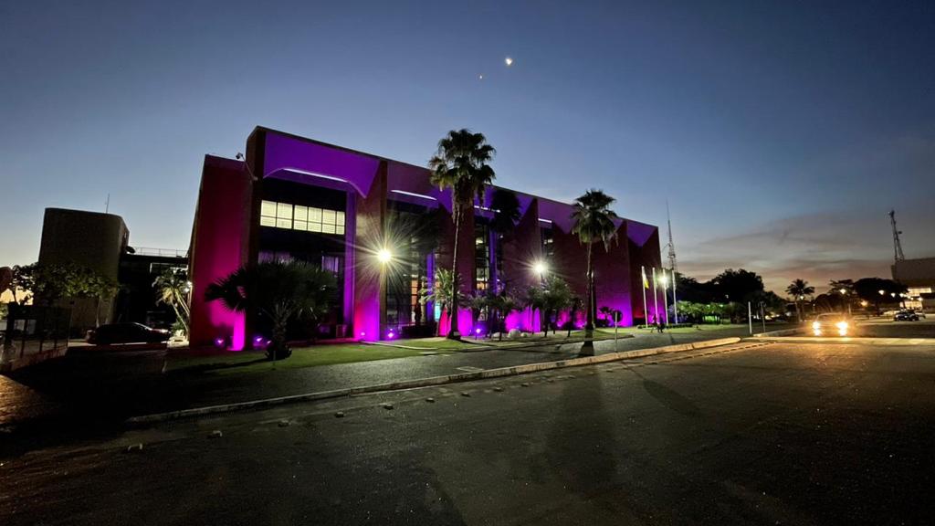 Prédio do Tribunal de Justiça do Tocantins ao entardecer com iluminação lilás