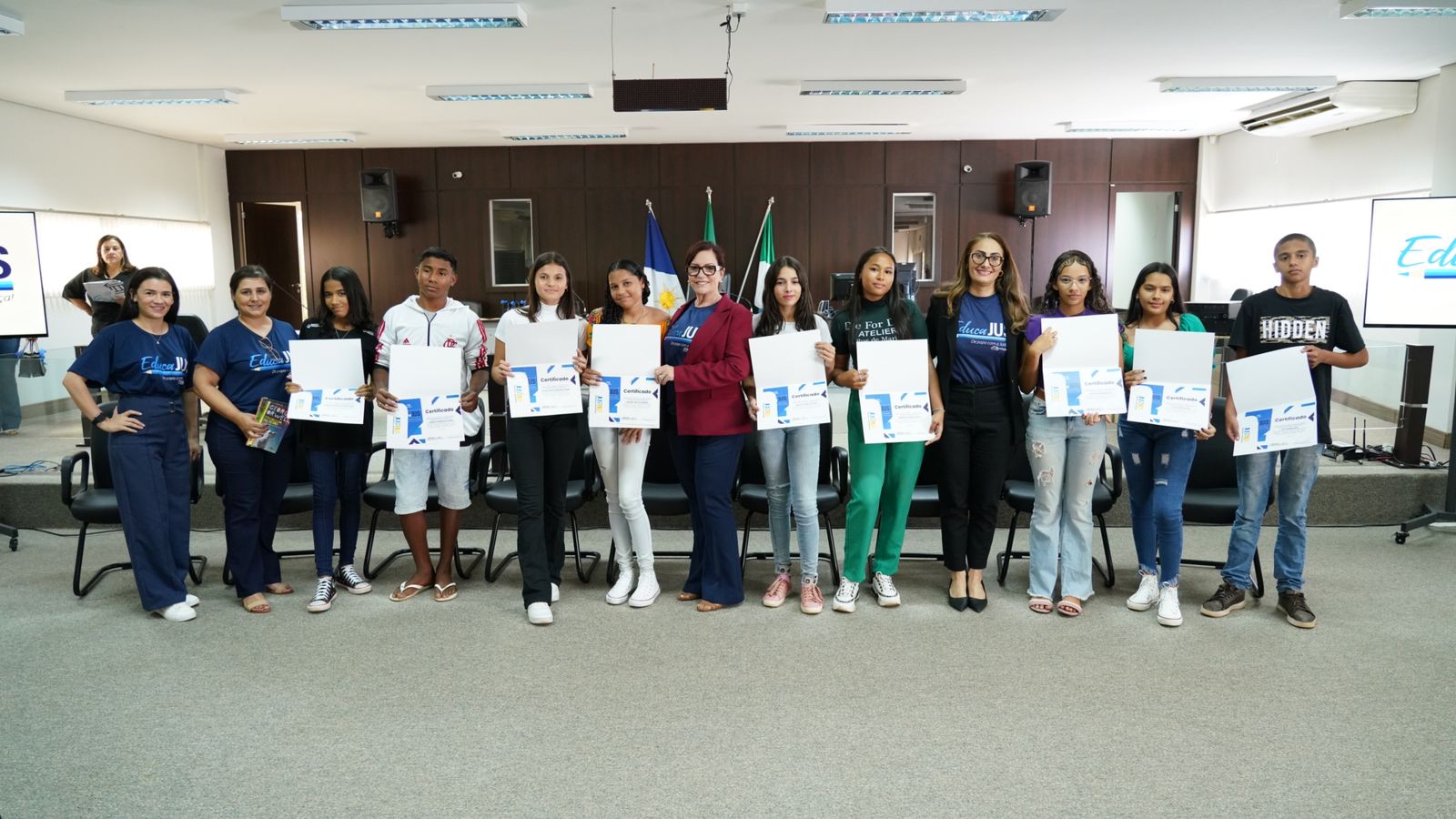 Desembargadora Etelvina, de blazer vermelho e calça escura, a juíza Rosa Maria de blazer preto e camiseta azul, com alunos premiados no salão do Juri da comarca de Guaraí
