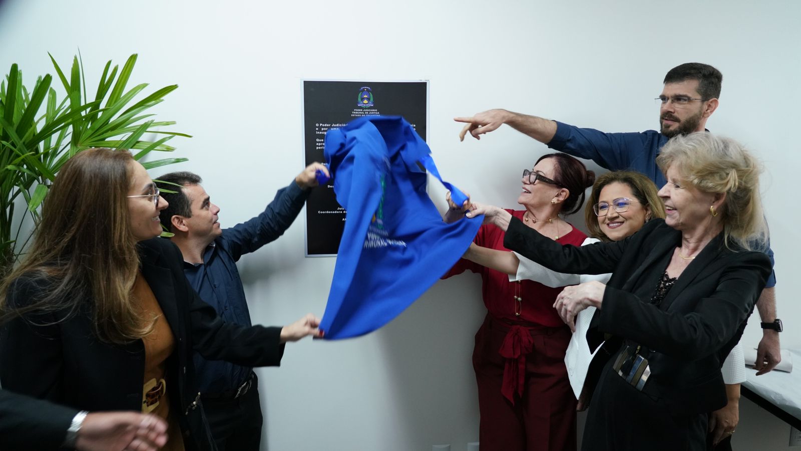 Autoridades do Tribunal de Justiça durante descerramento de placa de inauguração