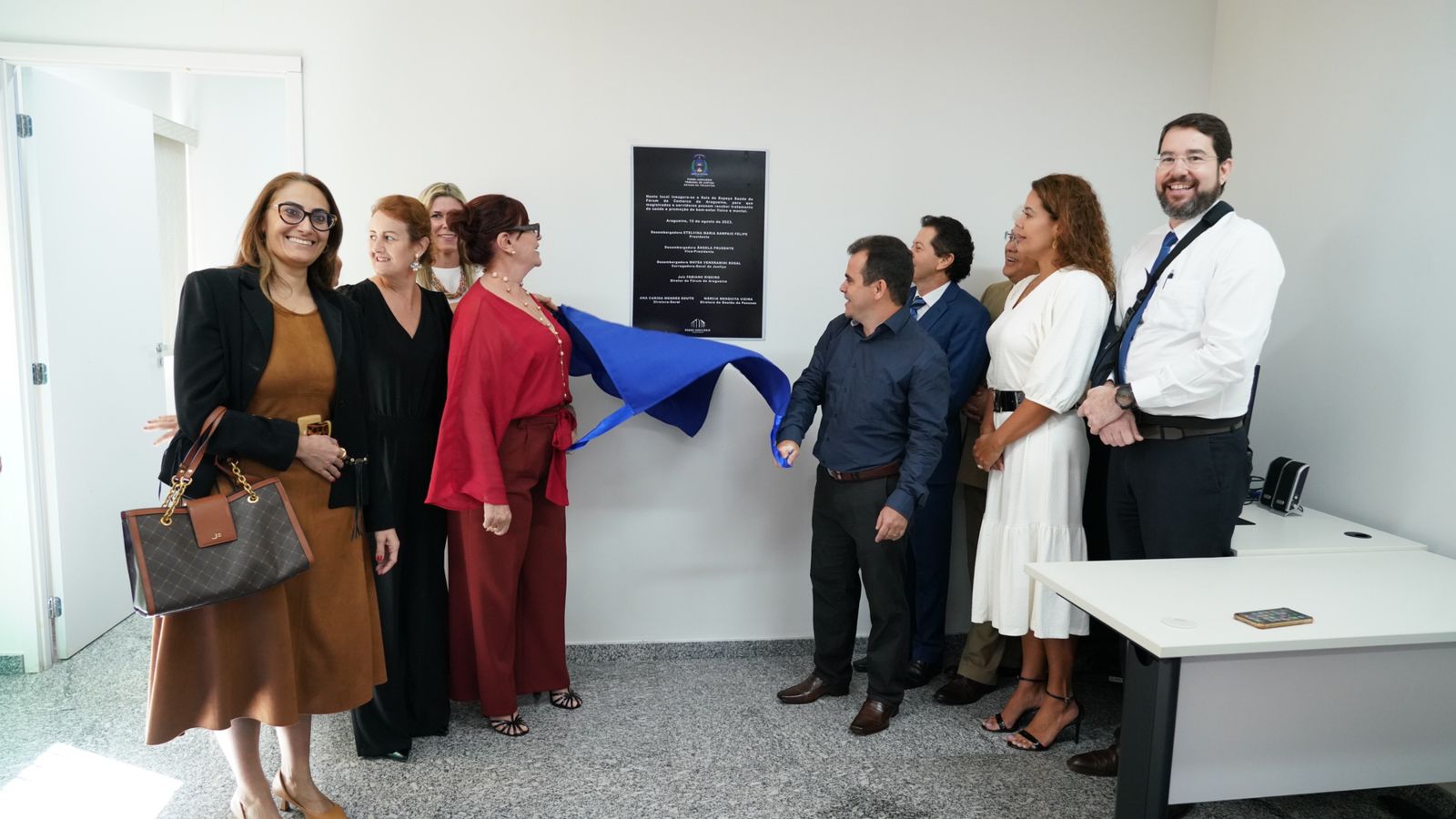 Autoridades do Tribunal de Justiça durante descerramento de placa de inauguração