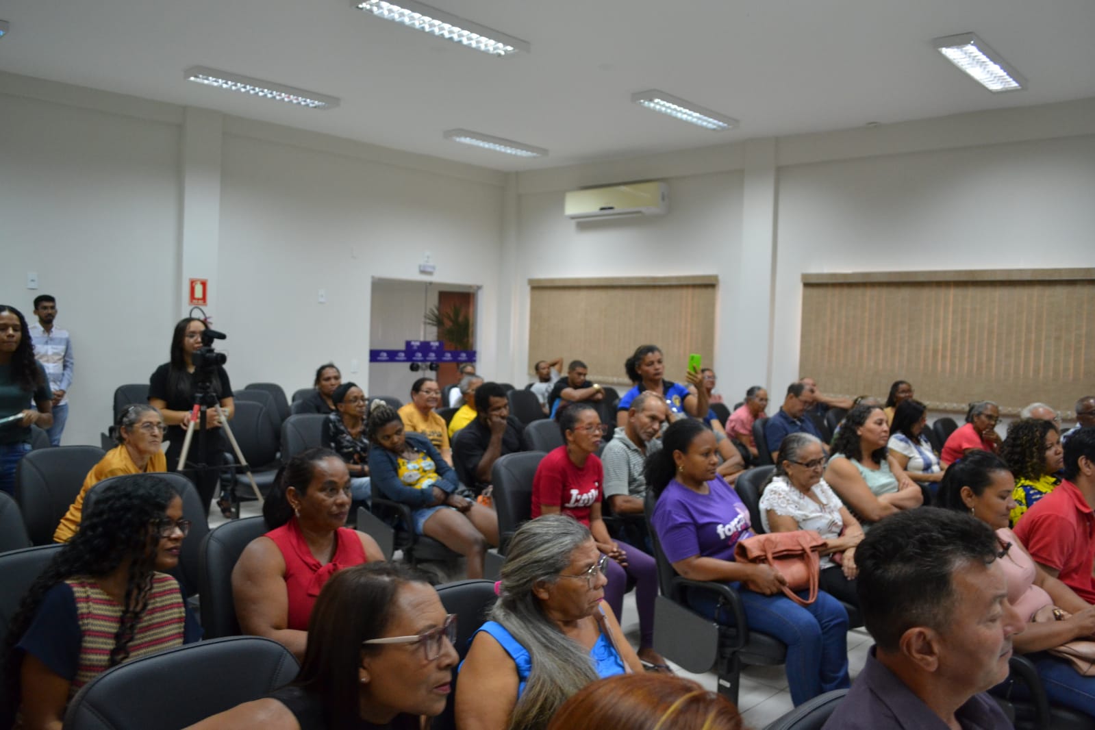 Público sentado em auditório durante palestra