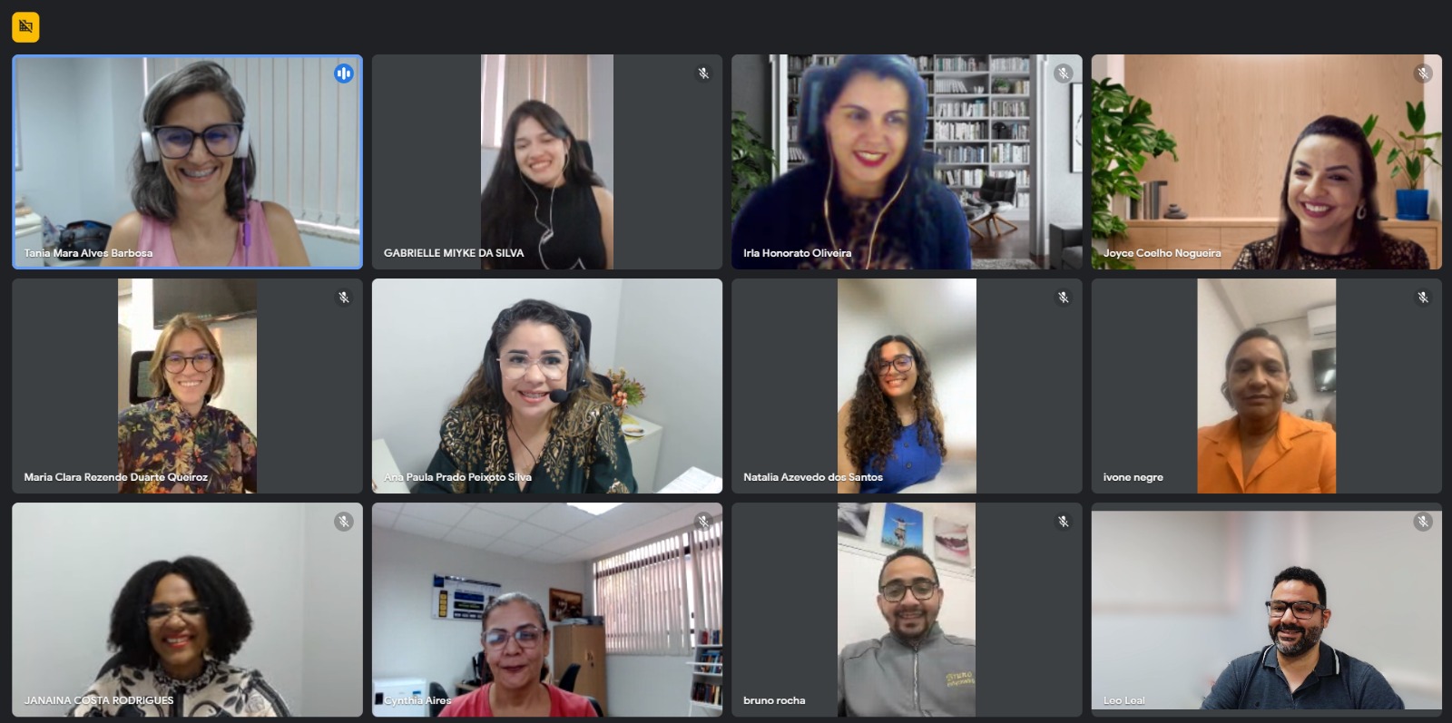 pessoas participam de chamada de vídeo