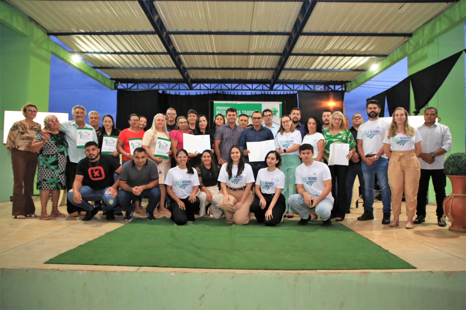 Beneficiados e autoridades reunidos posando para foto