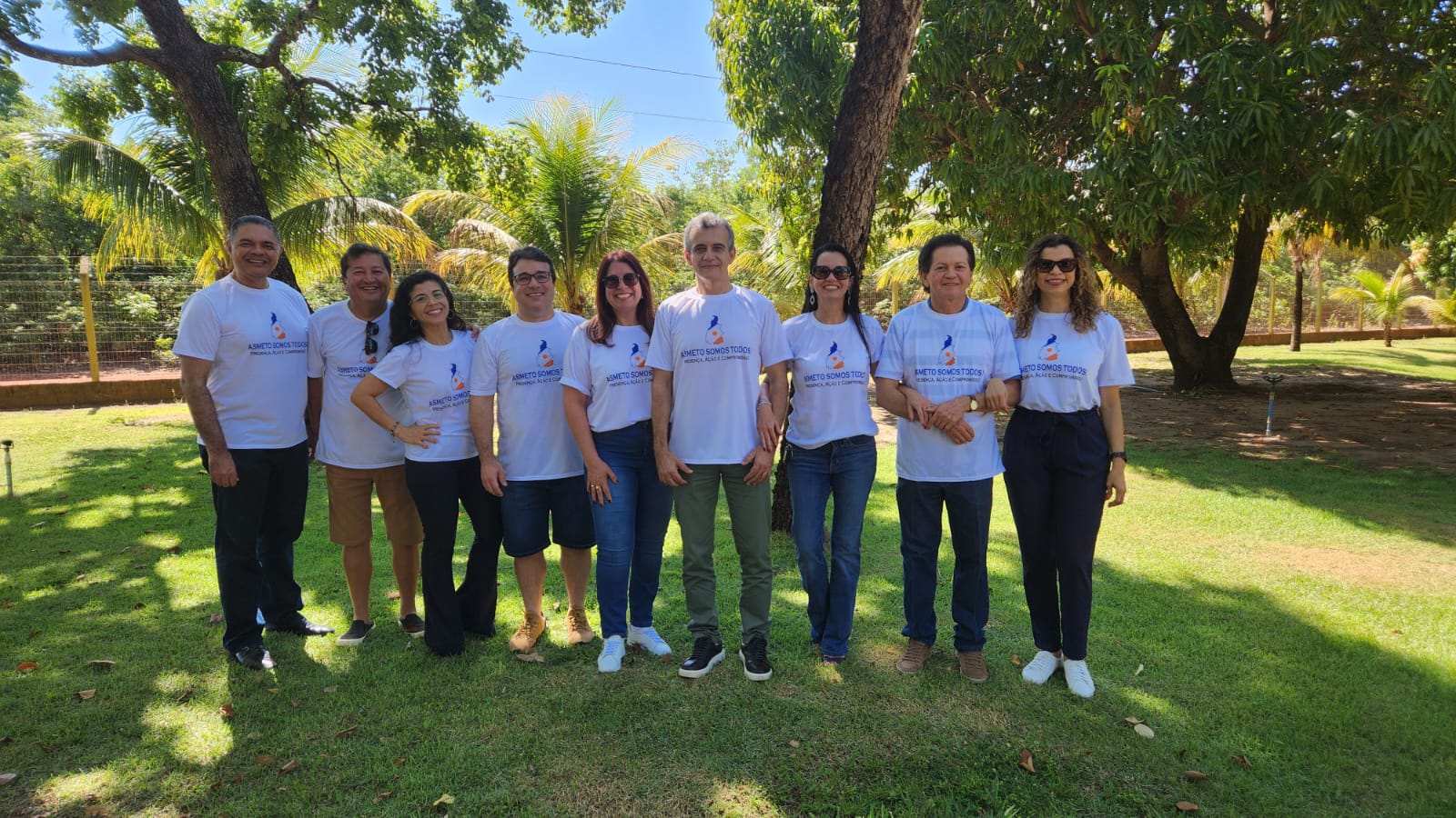 Dr. Allan ao lado de apoiadores posando para foto