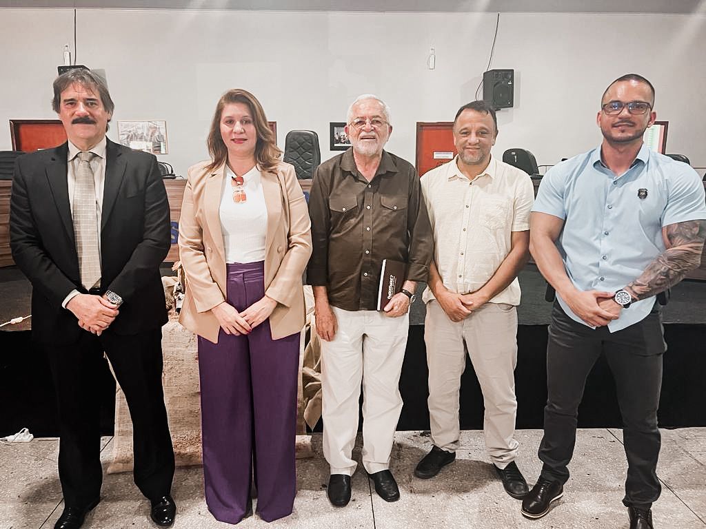 juiz de arraias ao lado de autoridades presentes posando para foto