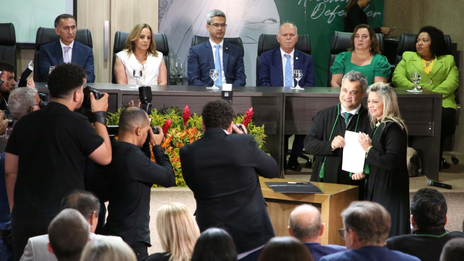Momento em que a defensora pública Estellamaris Postal é reconduzida ao cargo 