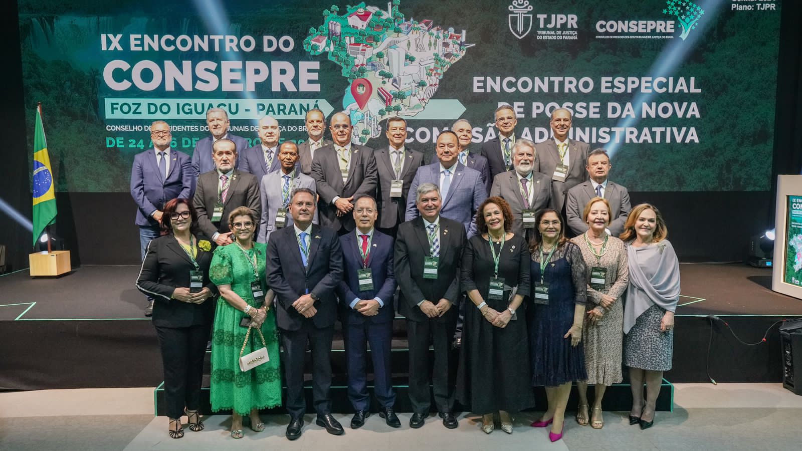 Imagem mostra homens e mulheres em pé posados para foto