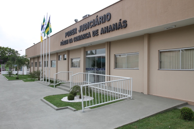 Fotografia colorida da fachada/frente do Fórum da Comarca de Ananás 