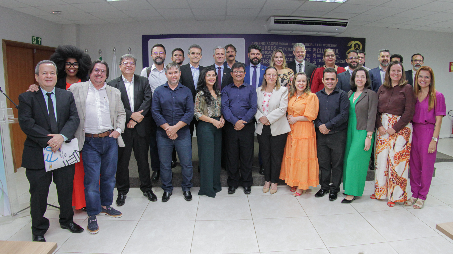 Fotografia colorida de pessoas posando durante Encoge