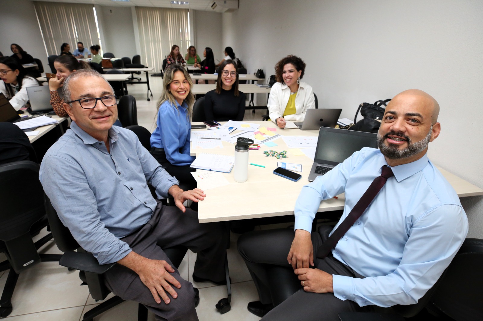 Imagem colorida de alunos na sala de aula