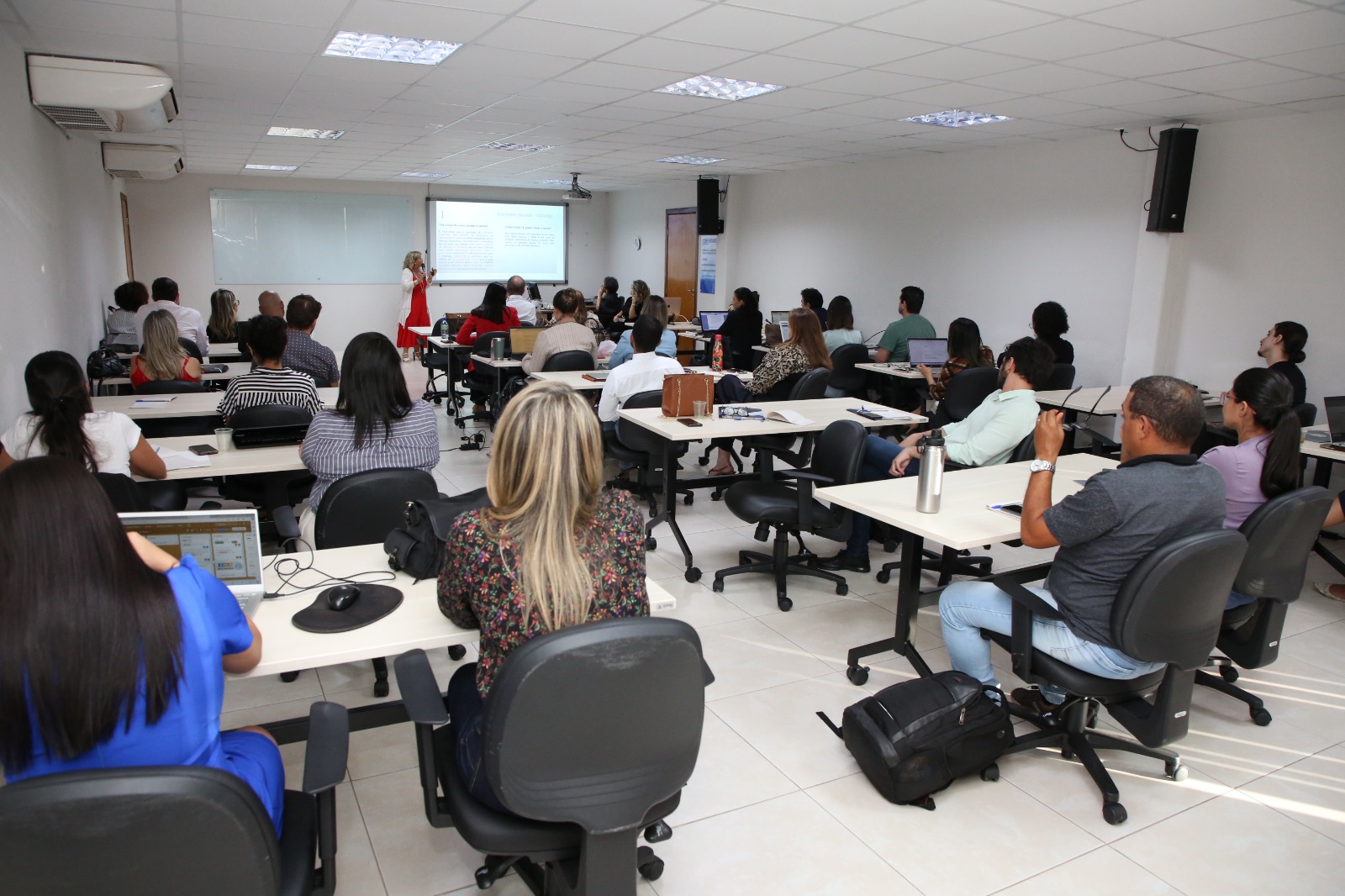 Fotografia colorida que mostra alunos na sala de aula 