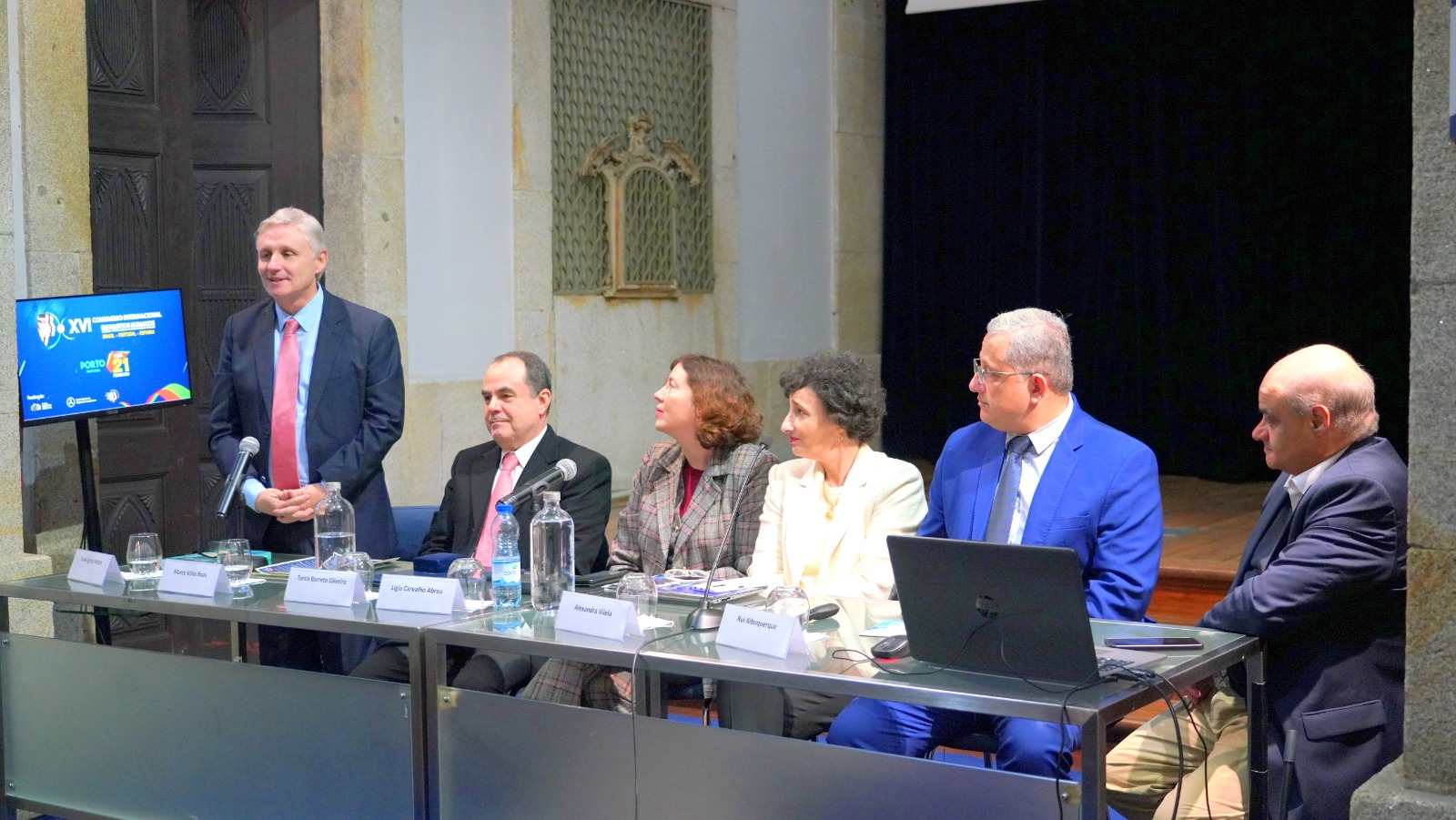 Uma mesa onde os condutores do Congresso Internacional dos Direitos Humanos ministram o evento. São, ao todo, seis, entre eles estão o desembargador Marco Villas Boas, diretor geral da Escola Superior da Magistratura Tocantinense, e o  juiz-desembargador José Igreja Matos, presidente do Tribunal da Relação do Porto