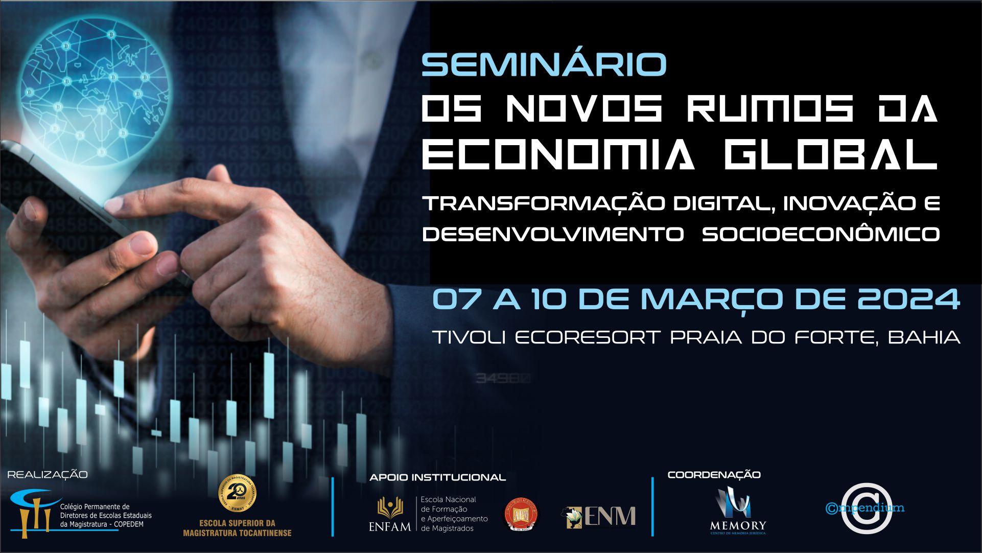 Imagem colorida (azul escuro, azul claro, branco e preto) de uma pessoa mexendo em um celular enquanto um holograma esférico se projeta para fora da tela, e doa lado os dizeres: "seminário Os Novos Rumos da Economia Global: Transformação digital, inovação e desenvolvimento econômico. Inscrições de oito a dez de março".