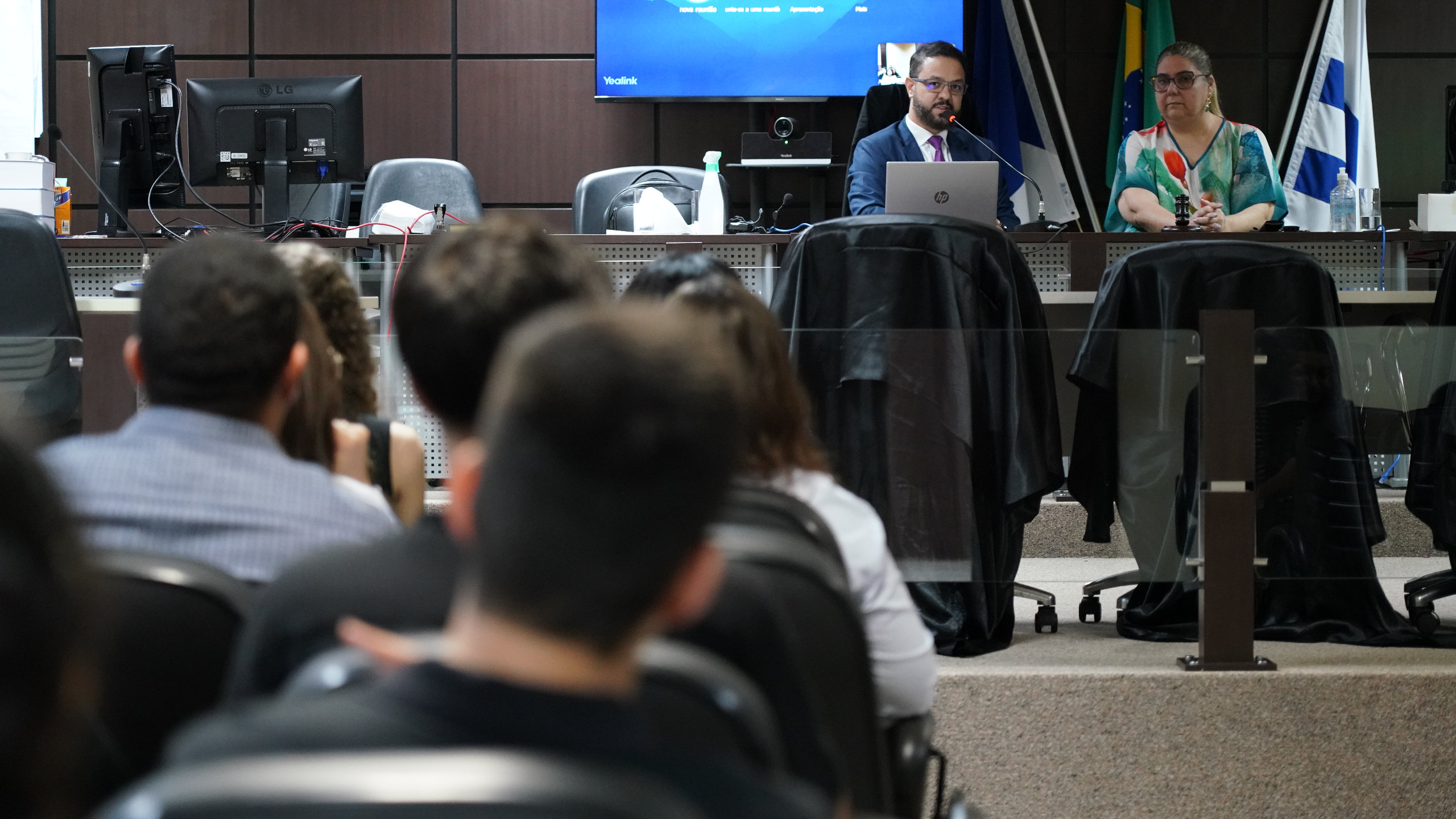 No Salão do Tribunal do Júri, ao fundo, sentados na tribuna, o juiz Cledson Nunes e a juíza Flávia Bovo, diretora do Fórum de Palmas