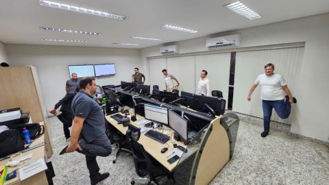 Imagem mostra homens em pé puxando a perna para atrás