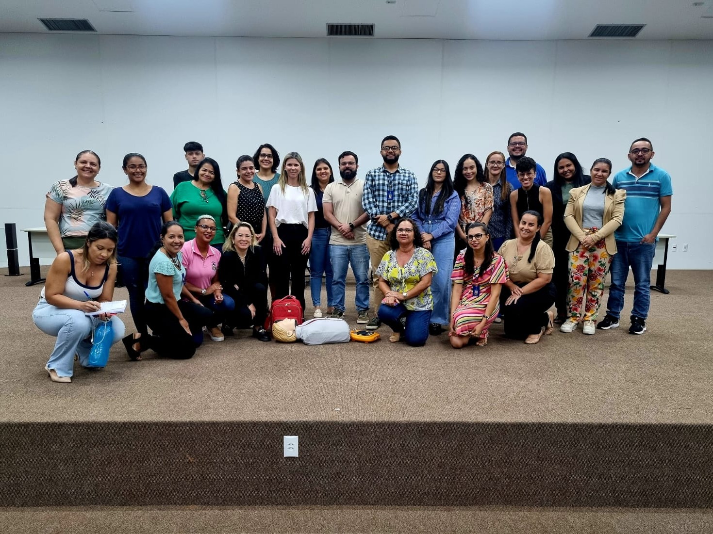 Fotografia colorida que mostra várias pessoas posando pra fotografia