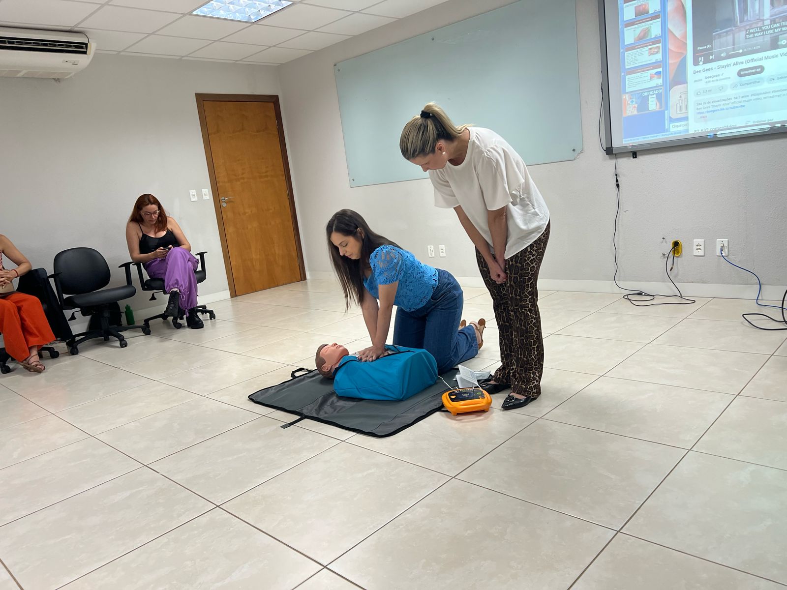 Fotografia colorida que mostra várias pessoas posando pra fotografia