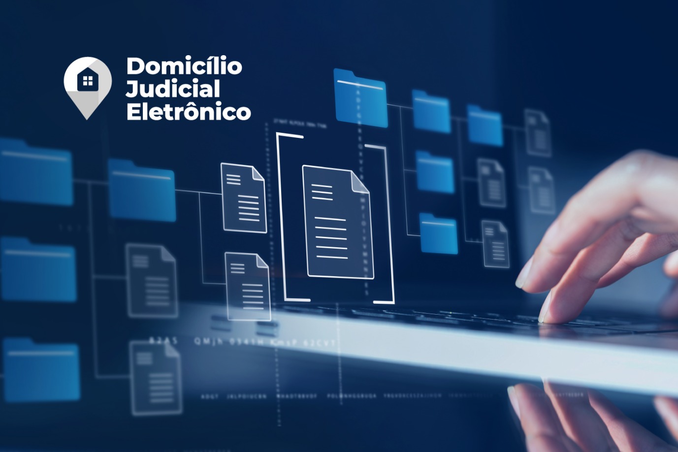 Imagem ilustrativa de uma mão branca digitando algo na tela. Em cima está escrito Domicilio Judicial Eletrônico
