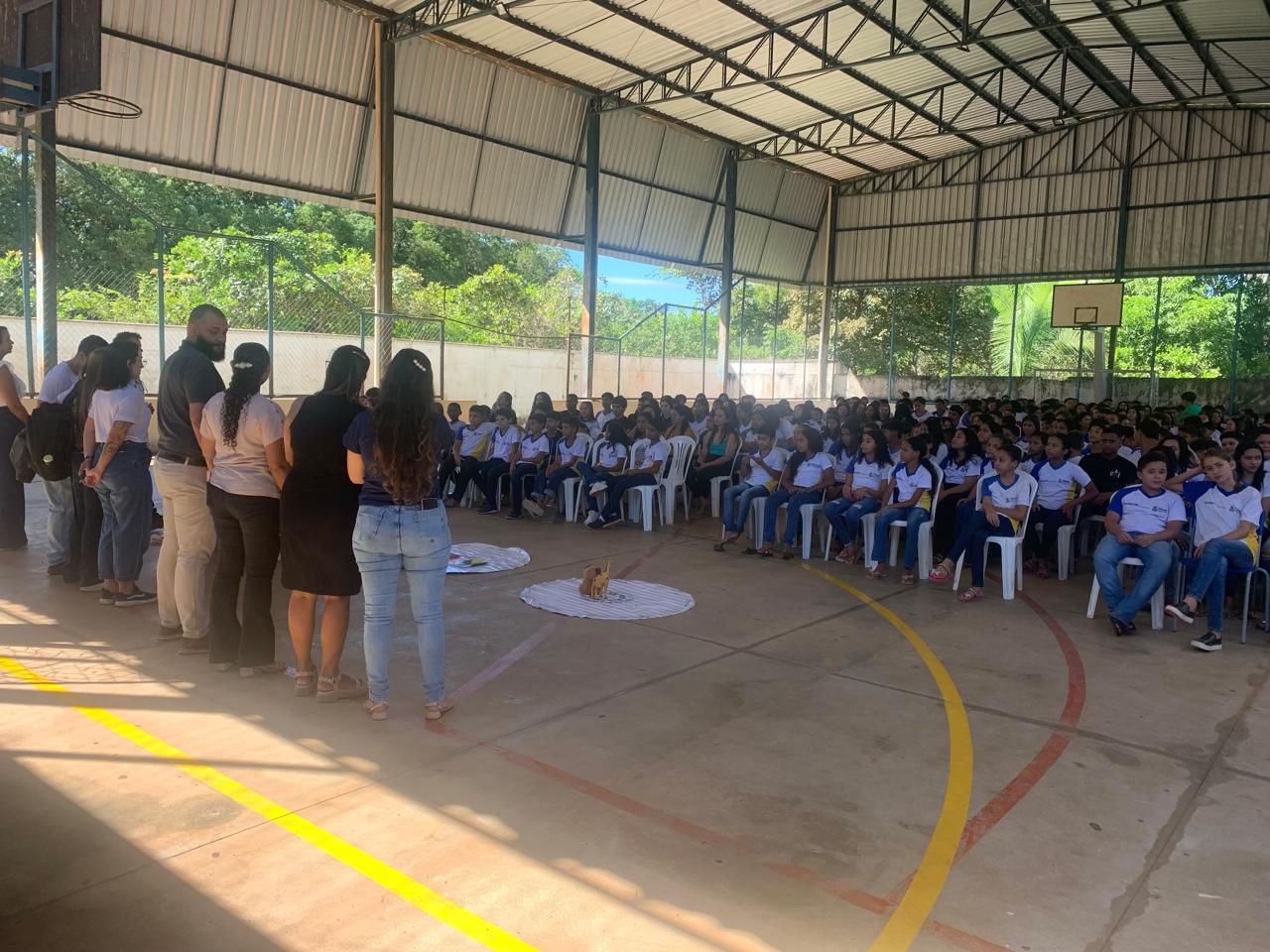 Vários alunos uniformizados sentados, participando das ações do projeto  Justiça Restaurativa