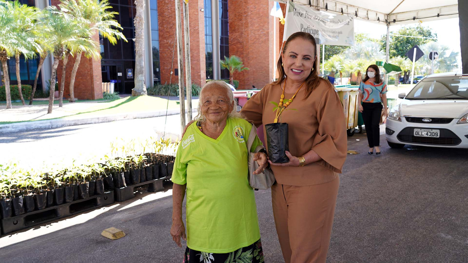 Cleuselina Pereira e desembargadora Angela Prudente durante entrega de muda no 4º Drive-Thru de Coleta Seletiva Solidária
